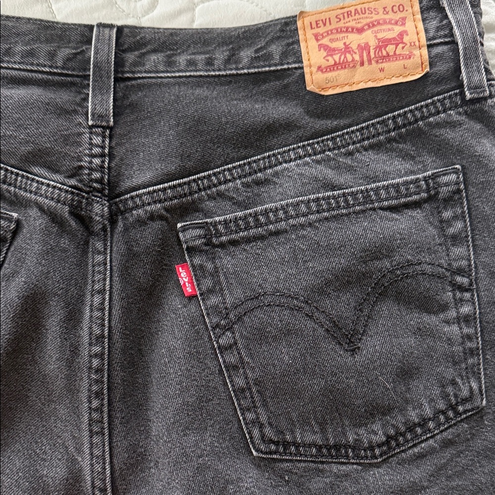 Levi's 501 Black Denim Distressed Women's Shorts Size 30 - Picture 4 of 10